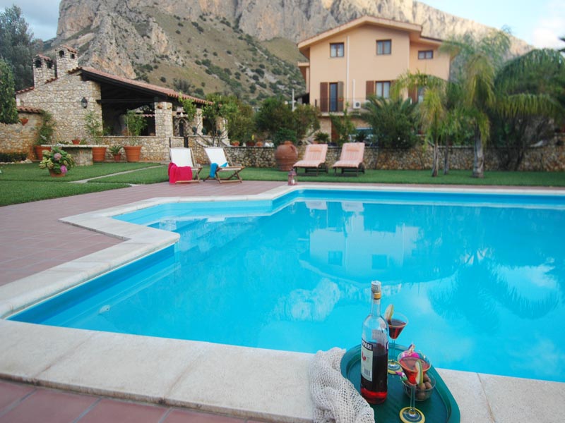 VILLA CARTA, luxurious villa with pool. in Cinisi